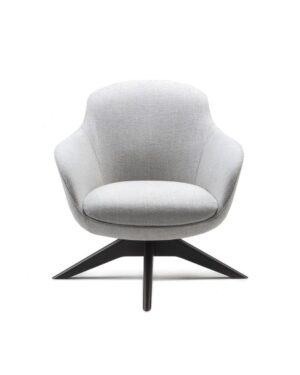 Šviesiai pilkos spalvos foteliukas su juodomis medinėmis kojelėmis. Nuotrauka baltame fone