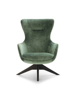 Žalios spalvos fotelis aukšta atkalte ir juodomis medinėmis kojelėmis. Nuotrauka baltame fone.