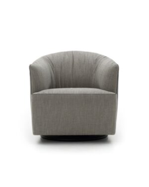 Fotelis su pilkos spalvos audinius, be kojelių. Nuotrauka baltame fone