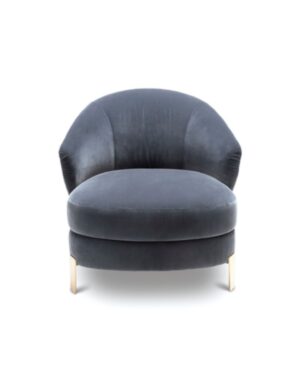 Mėlynos spalvos foteliukas su auksinėmis kojelėmis. Nuotrauka baltame fone.