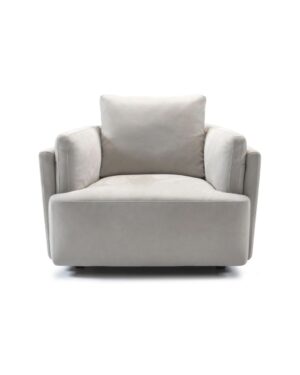 Šviesiai pilkos spalvos fotelis. Nuotrauka baltame fone.