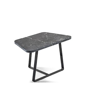 Trapecijos formos juodas kavos staliukas su marmuriniu stalviršiu. Nuotrauka baltame fone.