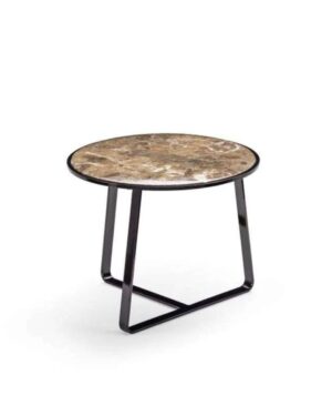 Nedidelis apvalus kavos staliukas su metalinėmis kojelėmis ir rudo marmuro stalviršiu