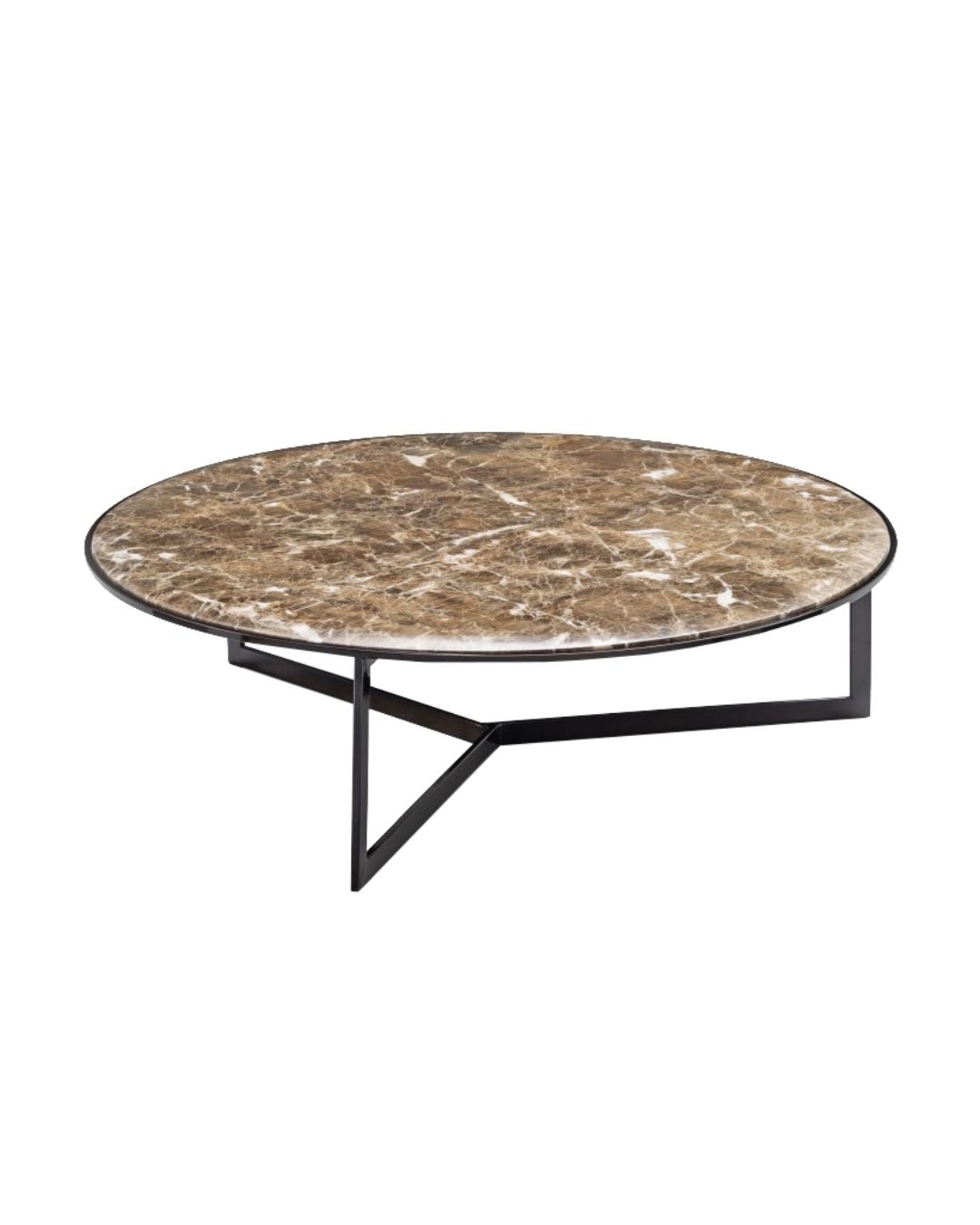 Didelis, apvalus kavos staliukas su metalinėmis kojelėmis ir rudo marmuro stalviršiu. Nuotrauka baltame fone.