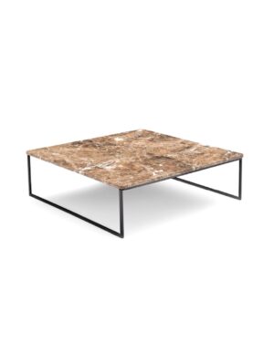 Kvadrato formos kavos stalukas su metalinėmis kojelėmis ir rudo marmuro stalviršiu. Nuotrauka baltame fone.