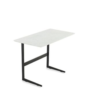 Nedidelis pristumiamas kavos staliukas su juodomis metalinėmis kojelėmis ir balto marmuro stalviršiu