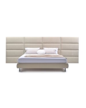 Šviesios spalvos miegamojo lova su didele atkalte. Nuotrauka baltame fone.