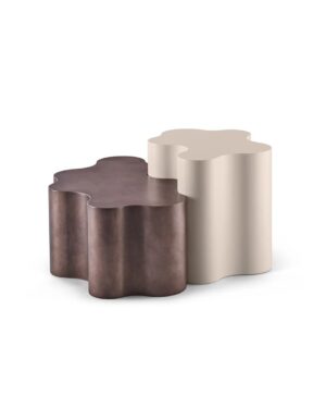 Du banguoti kavos staliukai sustatyti vienas šalia kito. Nuotrauka baltame fone.