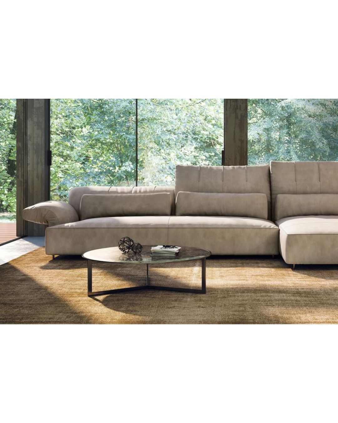 Didelis, apvalus kavos staliukas su metalinėmis kojelėmis ir juodo marmuro stalviršiu. Nuotrauka interjere.