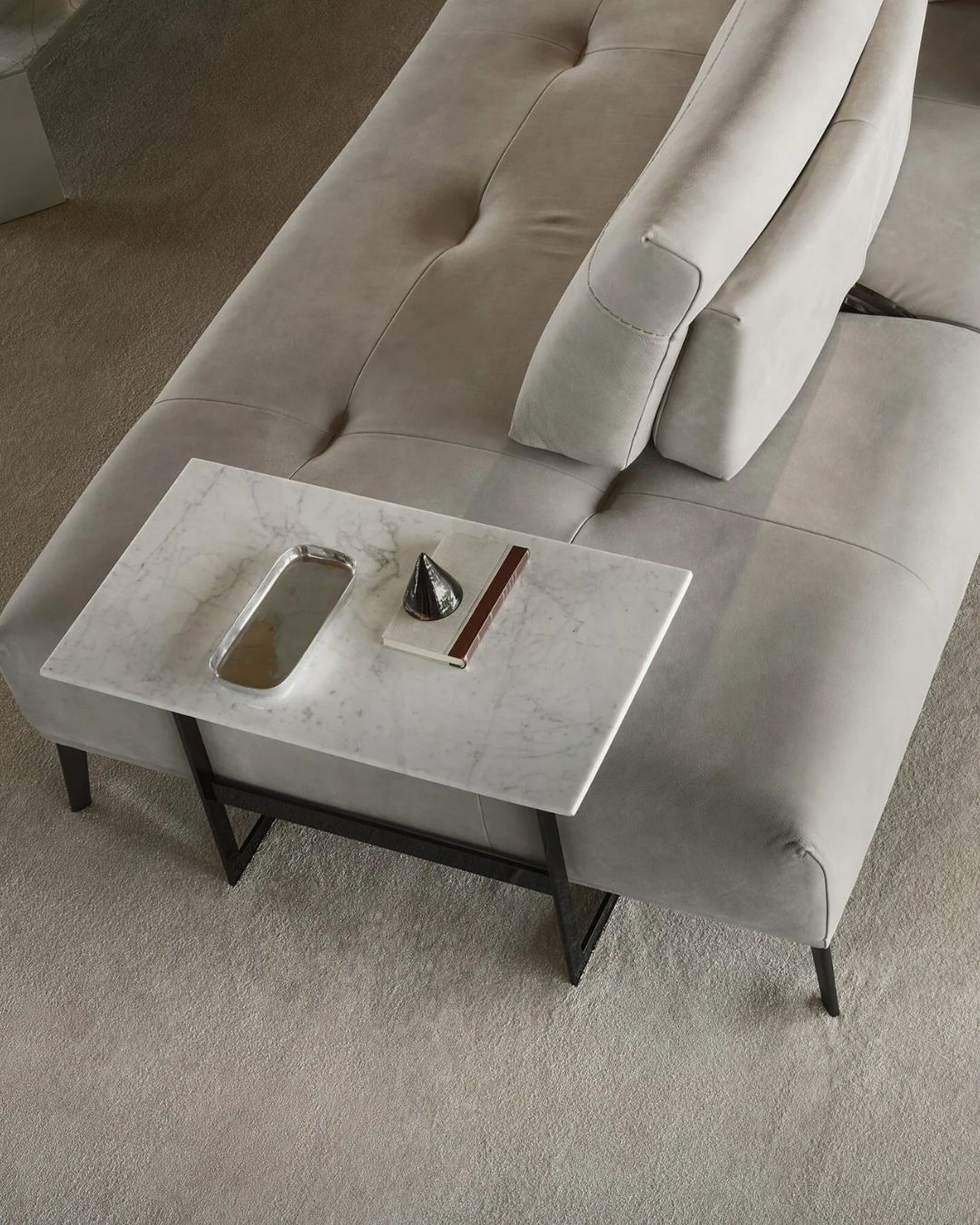 Nedidelis pristumiamas kavos staliukas su juodomis metalinėmis kojelėmis ir balto marmuro stalviršiu