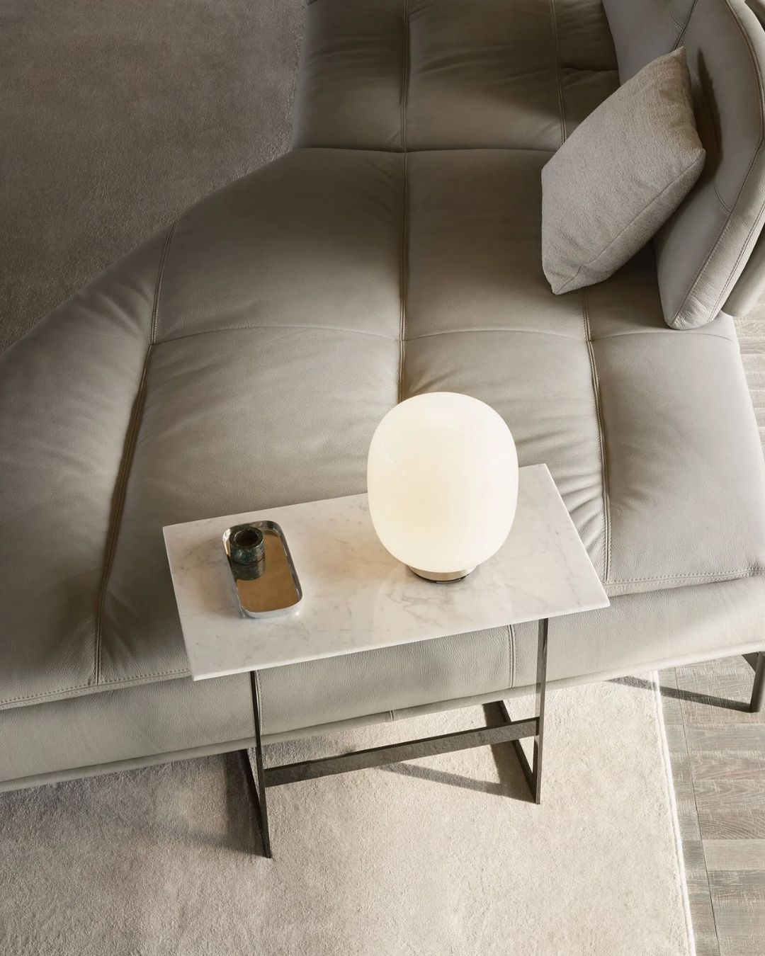 Nedidelis pristumiamas kavos staliukas su juodomis metalinėmis kojelėmis ir balto marmuro stalviršiu