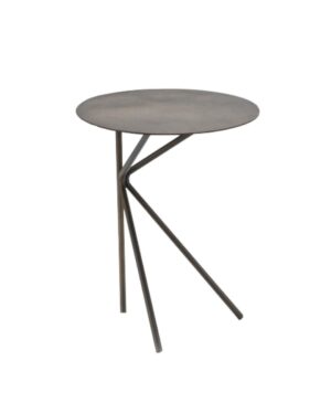 Metalinis kavos staliukas su aukštomis, plonomis kojelėmis. Nuotrauka baltame fone.