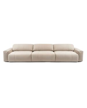 Aptakių formų moderni sofa su šviesiu audiniu. Nuotrauka baltame fone.