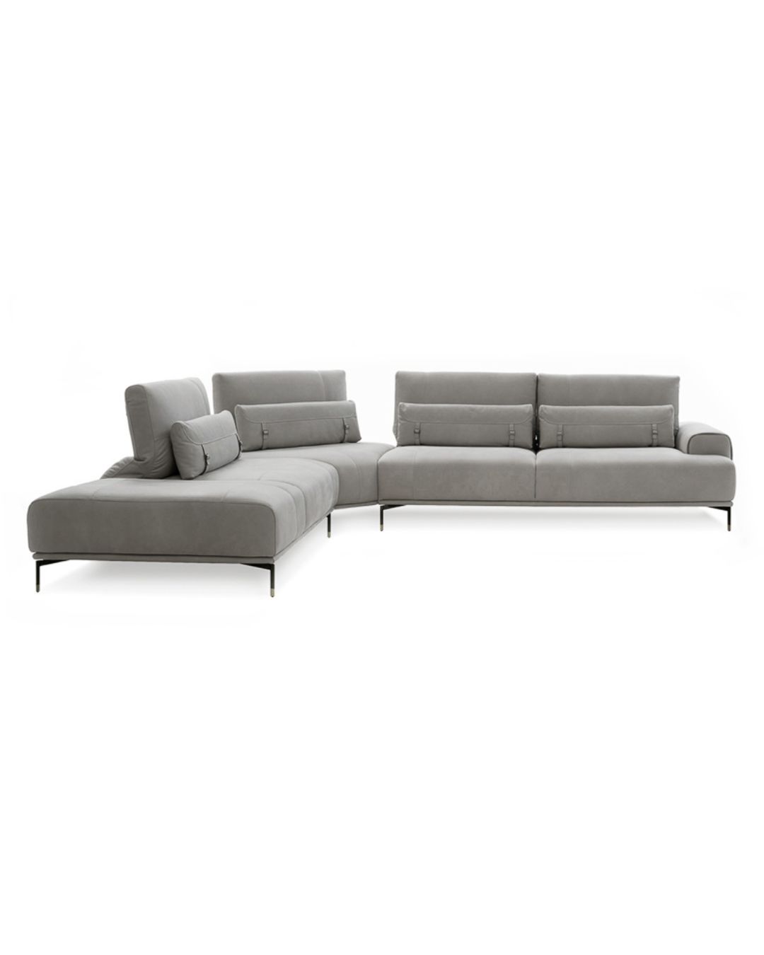 Pilkos spalvos kampinė sofa baltame fone