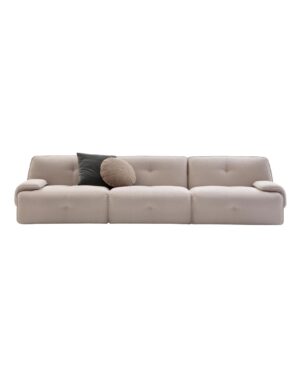 Mid century stliaus dygsniuota sofa su šviesiu audiniu. Nuotrauka baltame fone