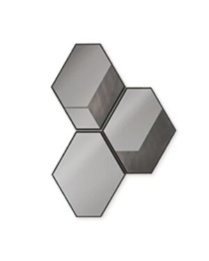 Korio formos tamsinto stiklo sieninis veidrodis baltame fone