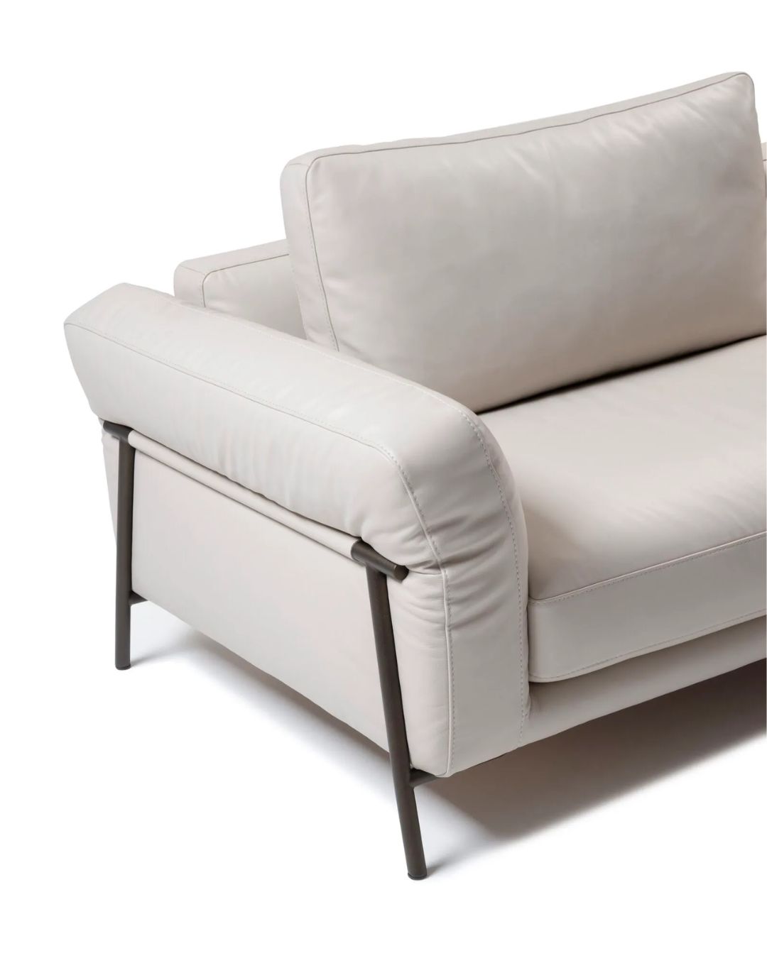 Šviesaus audinio, moderni trivietė sofa baltame fone