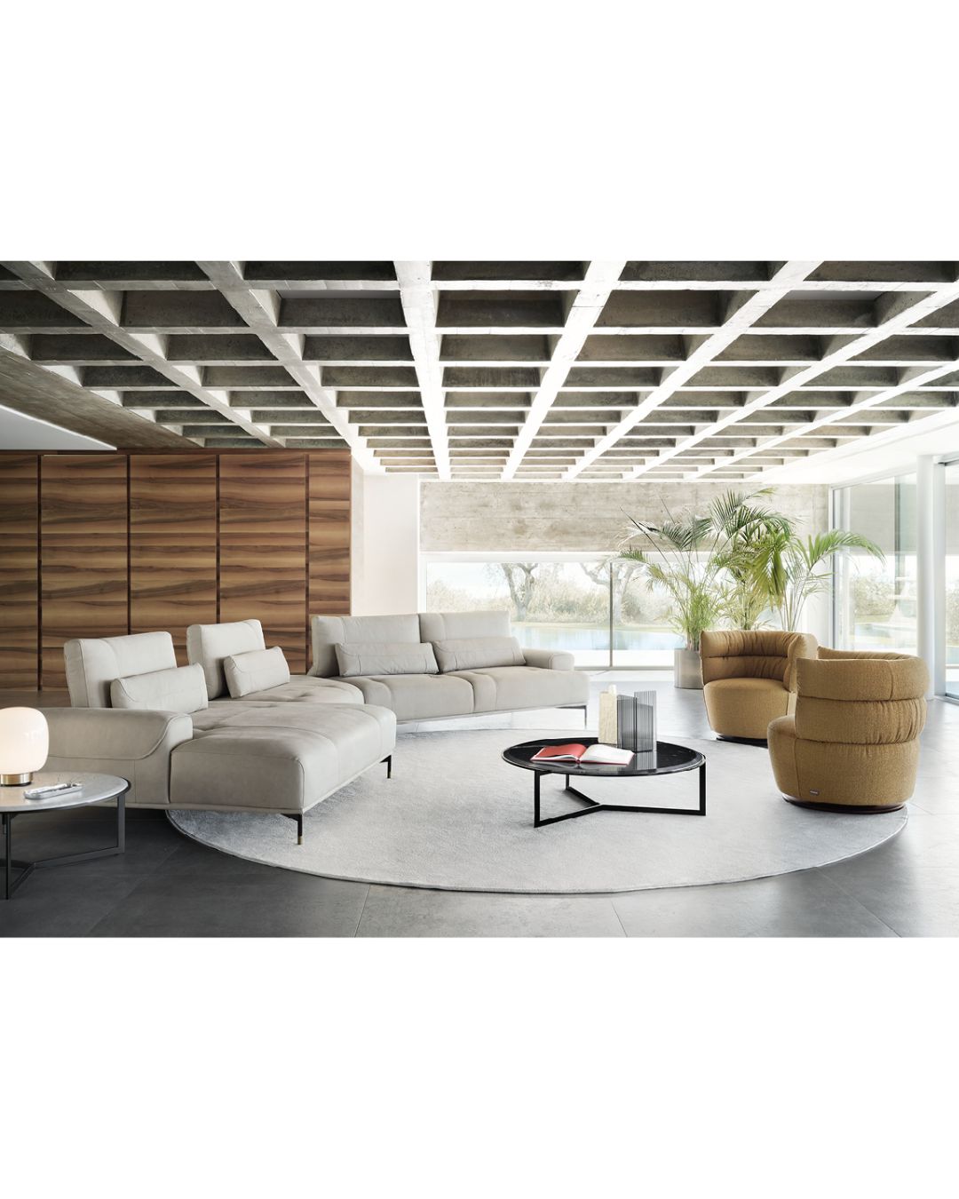 Šviesiai pilkos spalvos kampinė sofa moderniame interjere