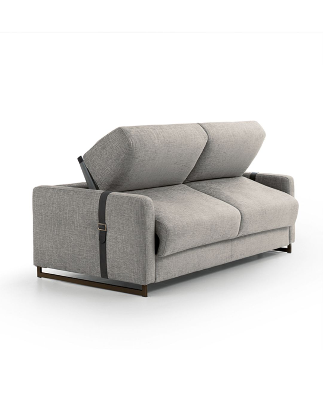 Rusvos spalvos dvivietė sofa-lova baltame fone