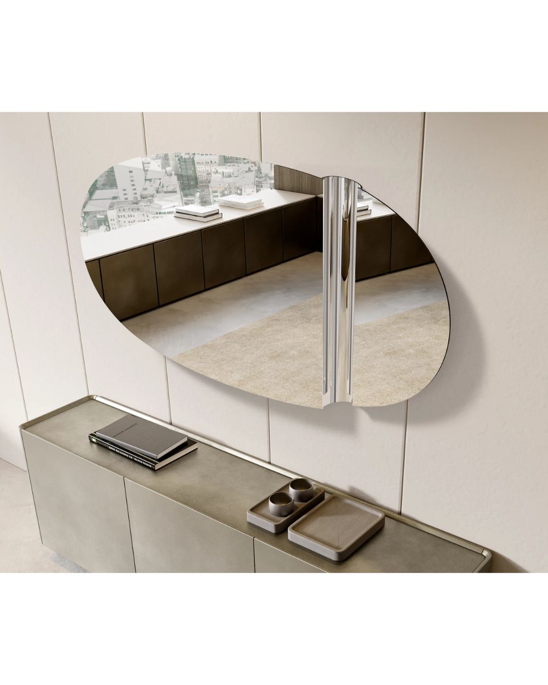 Ovalios formos sieninis veidrodis pakabintas virš komodos