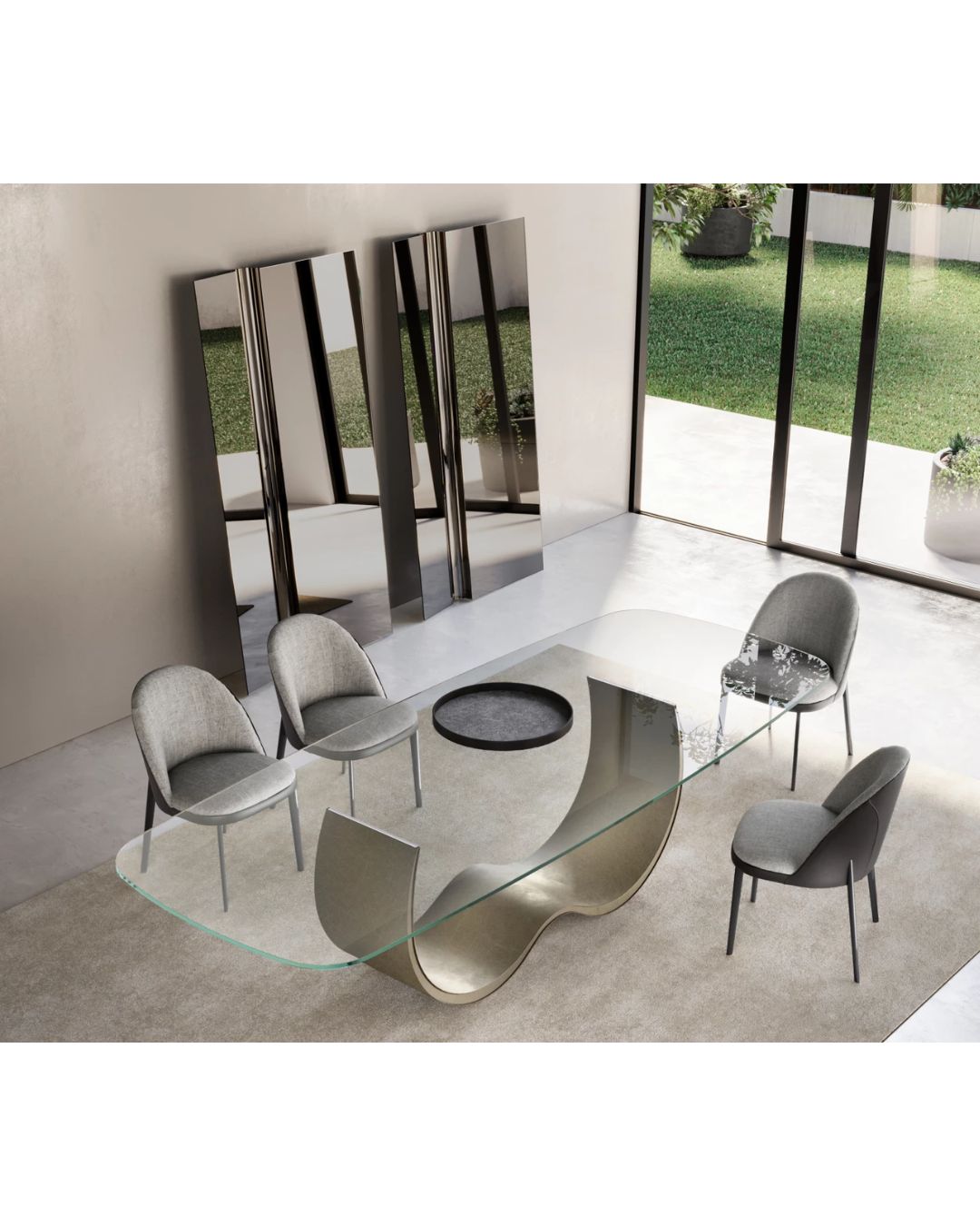 Stačiakampio formos du sieniniai veidrodžiai pastatyti šalia vienas kito. Nuotrauka moderniame interjere.