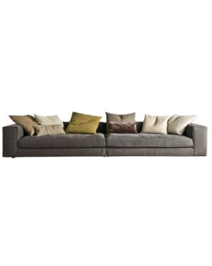 Didžiulė pilka svetainės sofa su daug skirtingos spalvos pagalvėlių