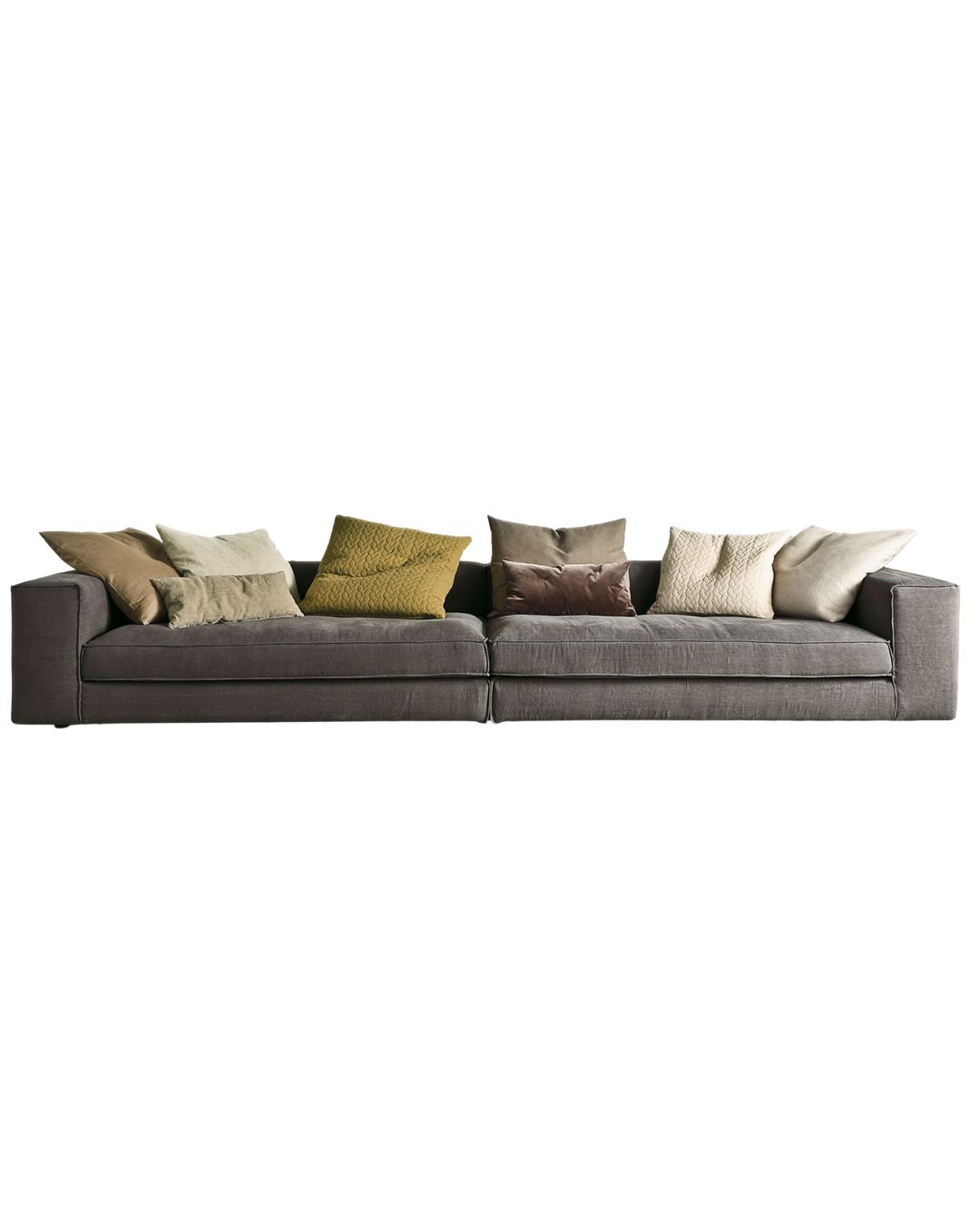 Didžiulė pilka svetainės sofa su daug skirtingos spalvos pagalvėlių
