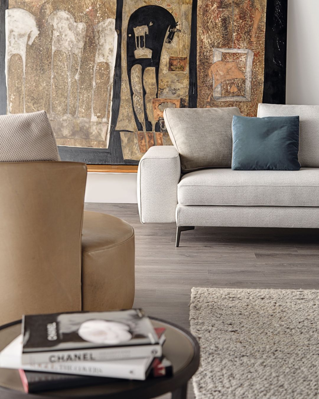 Šviesiai pilkos spalvos dvivietė sofa