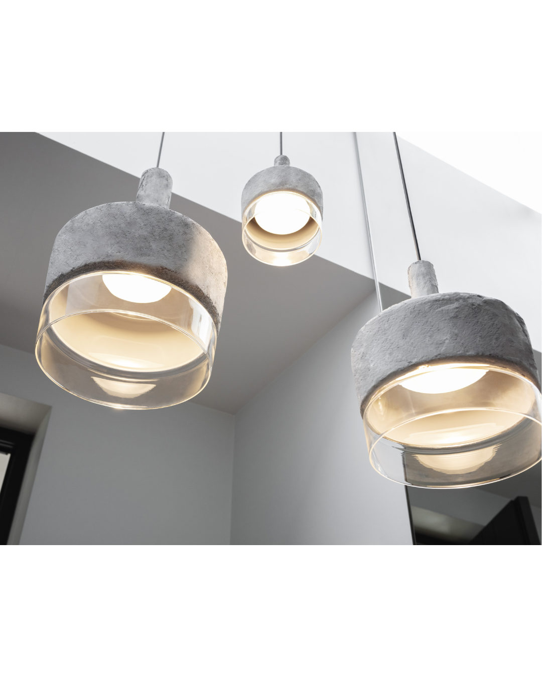 Betoninis pakabinamas šviestuvas Acorn iš Penta Light.