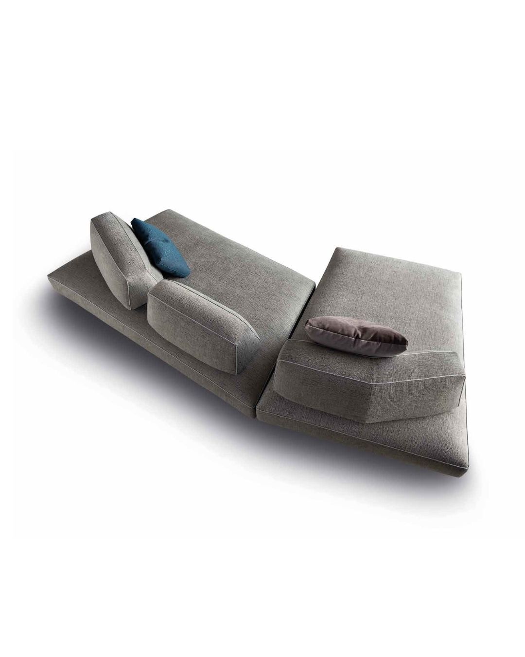 Modulinė pilkos spalvos sofa baltame fone