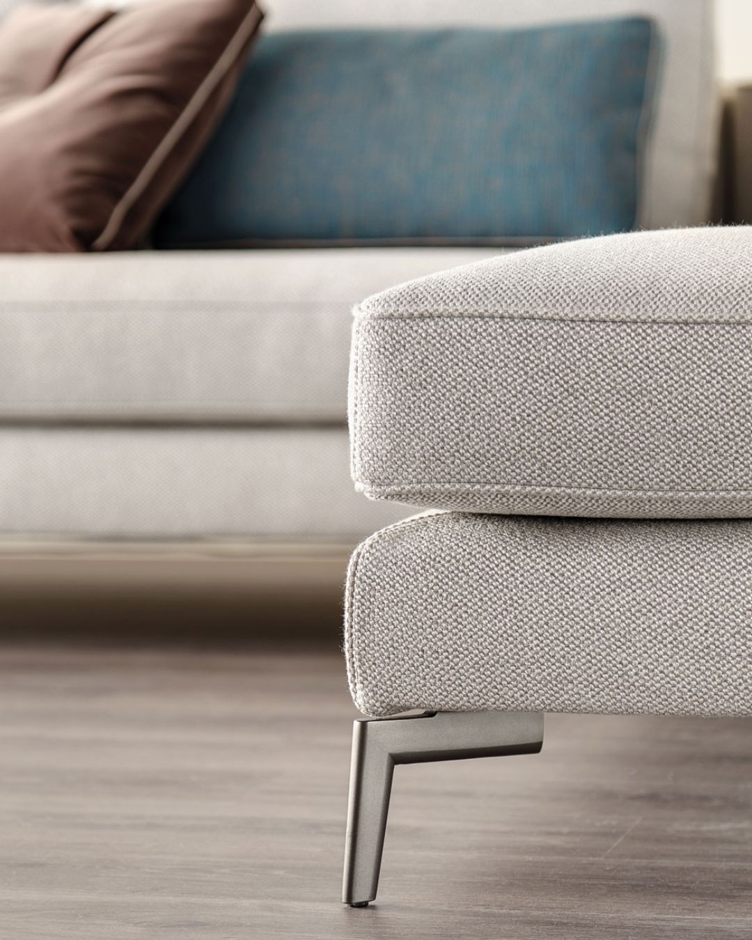Šviesiai pilkos spalvos dvivietė sofa
