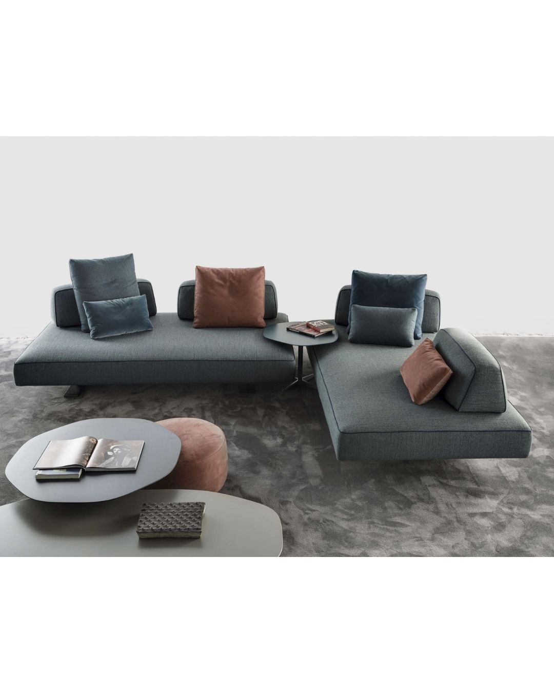 Modulinė pilkos spalvos sofa baltame fone