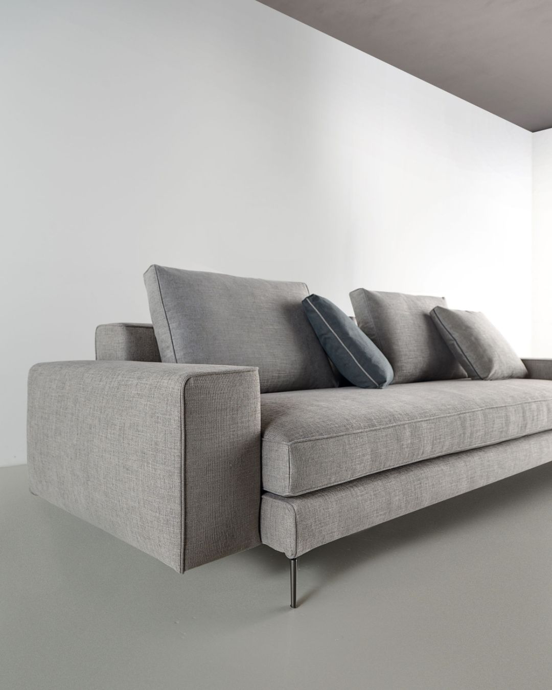 Šviesiai pilkos spalvos dvivietė sofa