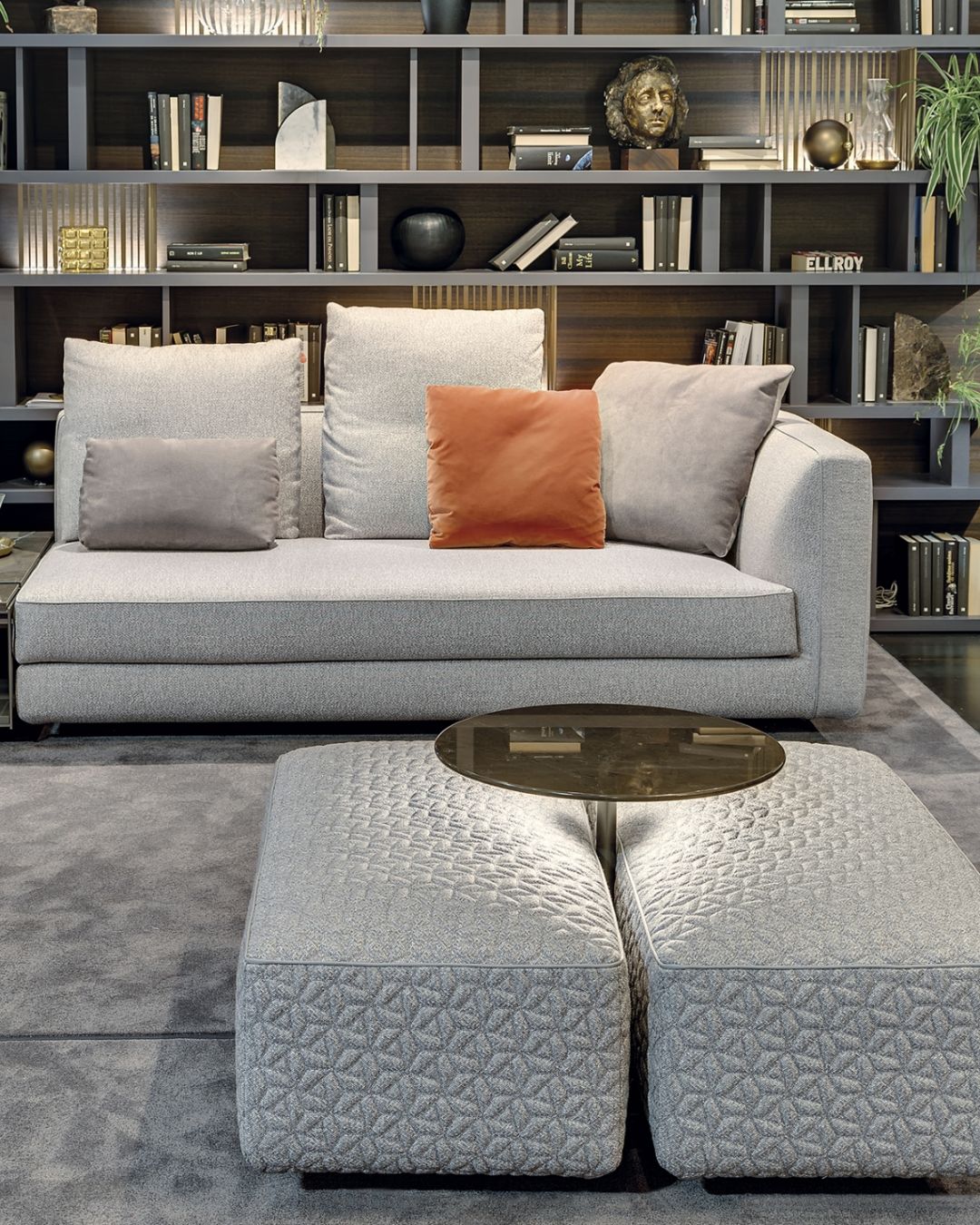 Pilkos spalvos sofa