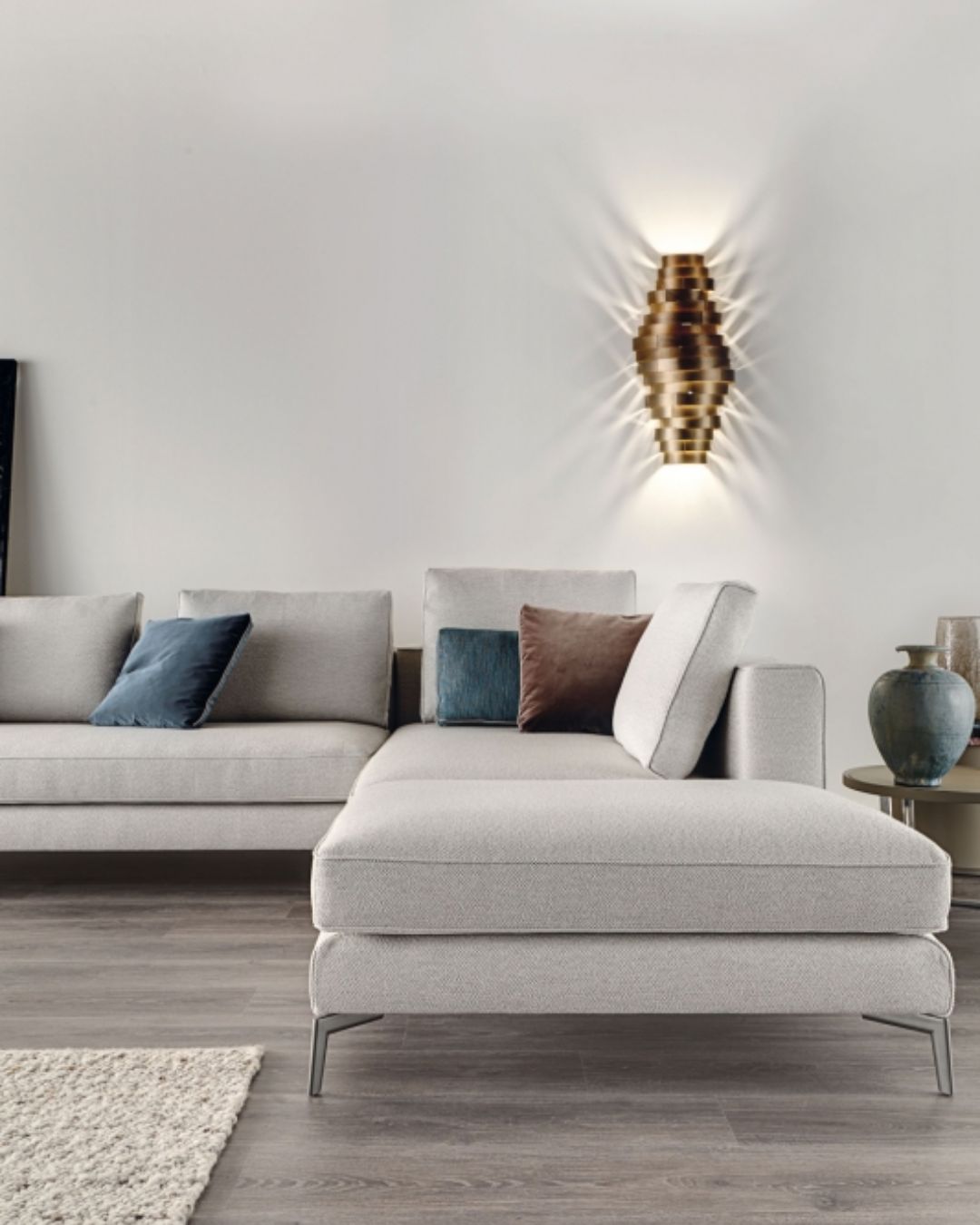 Šviesiai pilkos spalvos dvivietė sofa