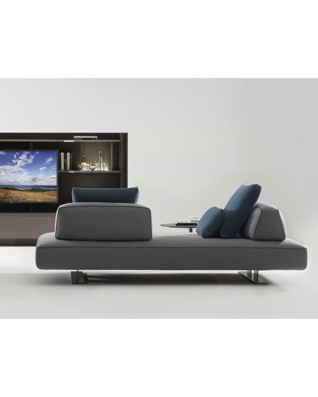 Modulinė pilkos spalvos sofa baltame fone