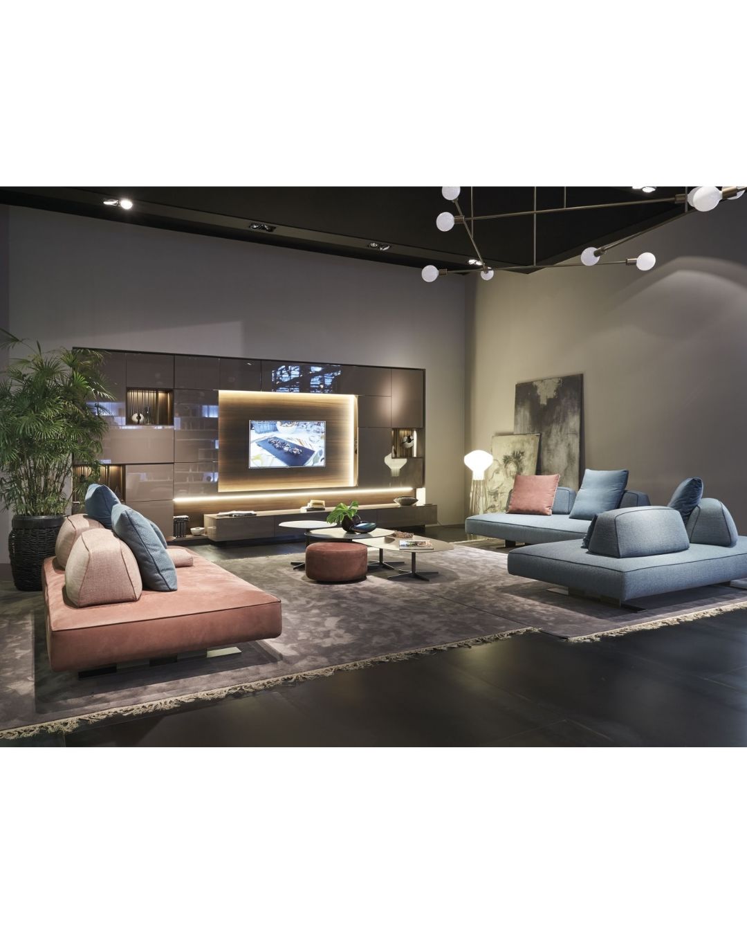 Modulinė pilkos spalvos sofa baltame fone