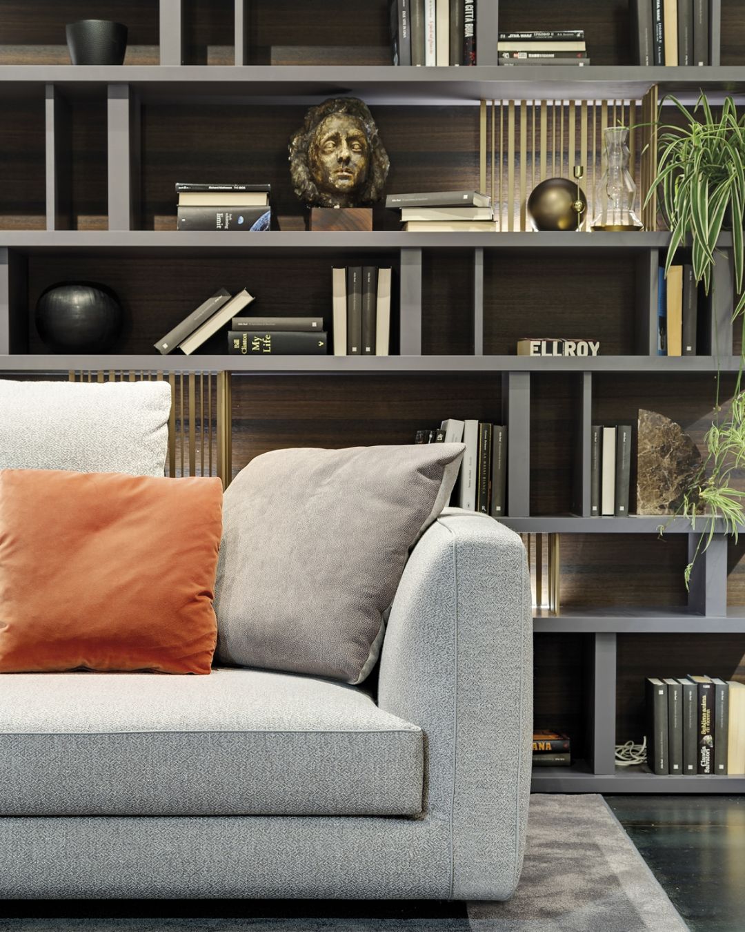 Pilkos spalvos sofa