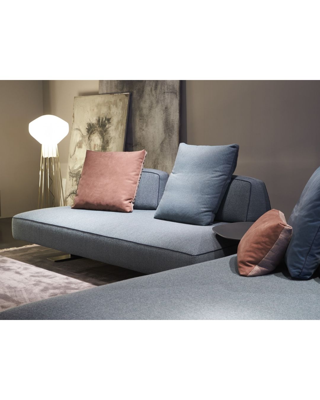 Modulinė pilkos spalvos sofa baltame fone